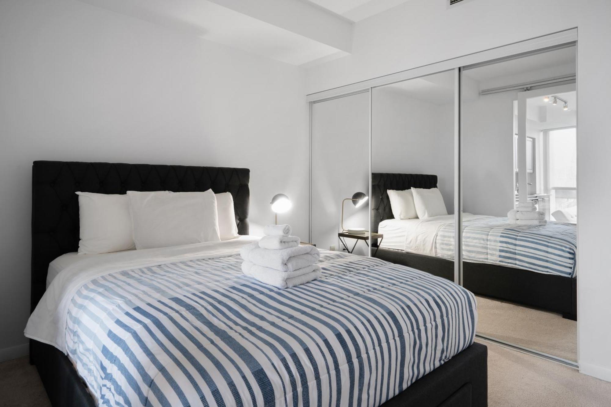 Downtown Toronto 1 Bdrm Condo With Parking And Views Extérieur photo